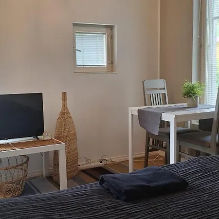Kodikas Yksioe Omalla Sisaeaenkaeynnillae Ja Pysaekoeinnillae * Järvenpää