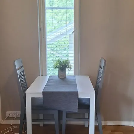 Kodikas Yksioe Omalla Sisaeaenkaeynnillae Ja Pysaekoeinnillae Appartement Järvenpää