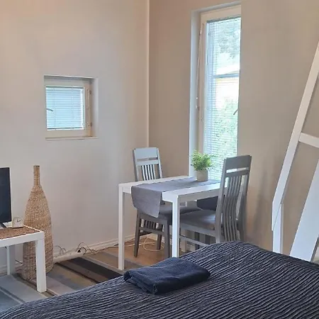 Appartement Kodikas Yksioe Omalla Sisaeaenkaeynnillae Ja Pysaekoeinnillae