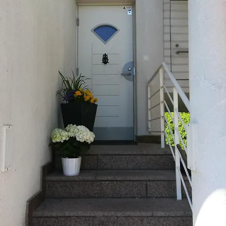 Kodikas Yksioe Omalla Sisaeaenkaeynnillae Ja Pysaekoeinnillae