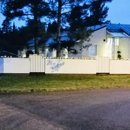 Kodikas Yksioe Omalla Sisaeaenkaeynnillae Ja Pysaekoeinnillae Järvenpää