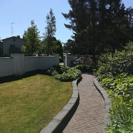 Kodikas Yksioe Omalla Sisaeaenkaeynnillae Ja Pysaekoeinnillae Apartman Järvenpää